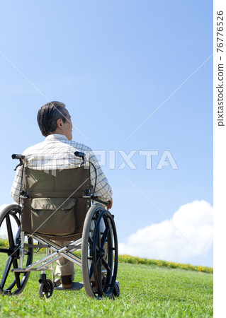 走在輪椅的老人 76776526