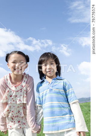 手牽著手的女孩和男孩 76776574