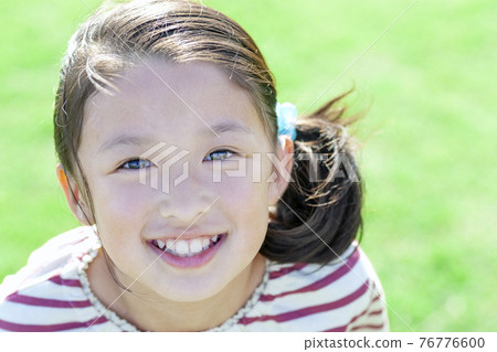 一個女孩帶著微笑 76776600
