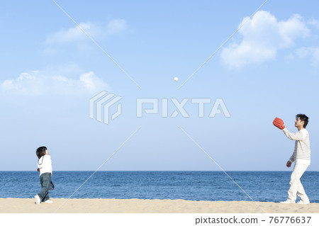 Parents and children playing baseball on the beach Parents and children playing baseball on the beach 76776637