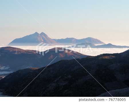 從牧之山山口東側商店附近看到的雲海之上的由布山和鶴見山。 76778005