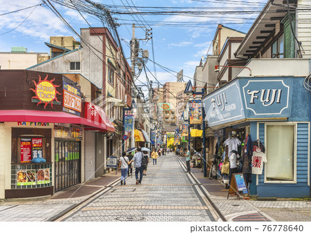 [神奈川/橫須賀] 橫須賀軍港附近著名的“Dobuita-dori 商店街”或“Honmachi Shotenkai”。 76778640