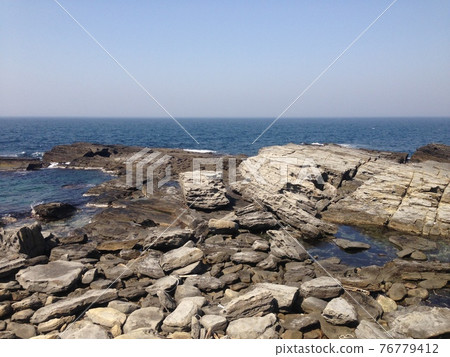 Rocky coast overlooking the horizon Rocky coast overlooking the horizon 76779412