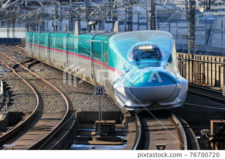 At Tohoku Shinkansen E5 Series Omiya Station, which runs fast on the run-up section heading to the land 76780720