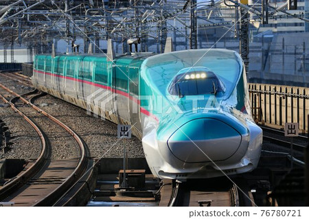 At Tohoku Shinkansen E5 Series Omiya Station, which runs fast on the run-up section heading to the land 76780721