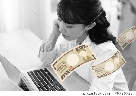 因錢減少而陷入困境的女人的形象 76780733