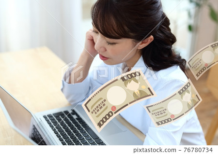 因錢減少而陷入困境的女人的形象 76780734
