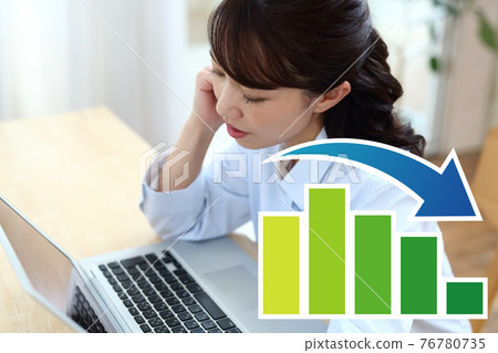 跌倒和沮喪的女人的形象 76780735