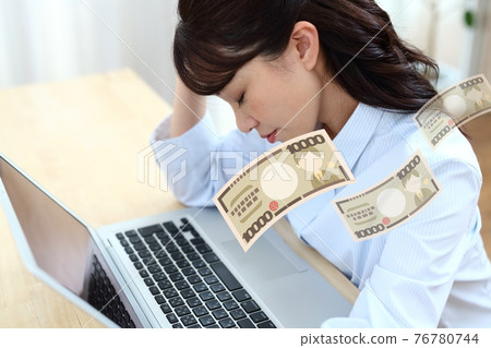 Image of a woman in trouble due to reduced money 76780744