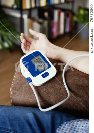 man measuring his own blood pressure 76780860
