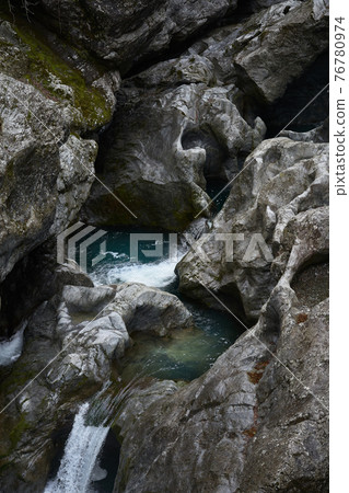 愛媛縣熊高原町袴谷的“八幡坑” 愛媛縣熊高原町袴谷的“八幡坑” 76780974