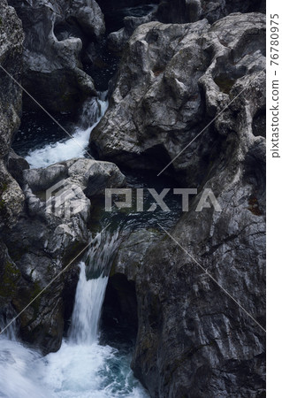 愛媛縣熊高原町袴谷的“八幡坑” 愛媛縣熊高原町袴谷的“八幡坑” 76780975