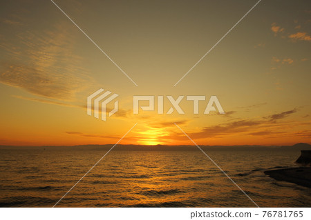 有明海的黎明照亮的雲彩 有明海的黎明照亮的雲彩 76781765