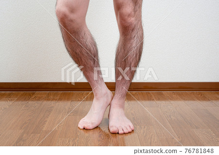 男性的腿部毛髮去除圖像之前 76781848