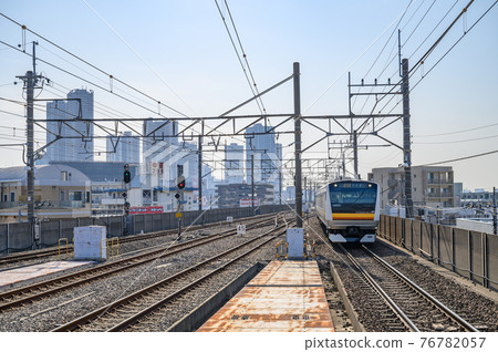 從神奈川縣川崎市武藏中原站看到的南部線和武藏小杉的摩天大樓 76782057