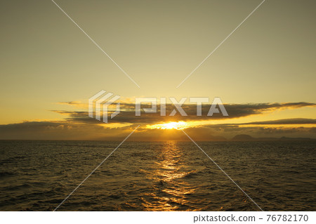 有明海和日出照亮的雲彩 有明海和日出照亮的雲彩 76782170