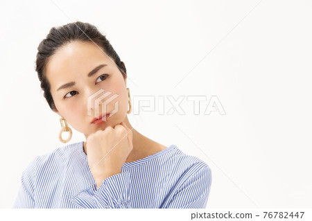 擔心的婦女中間 76782447