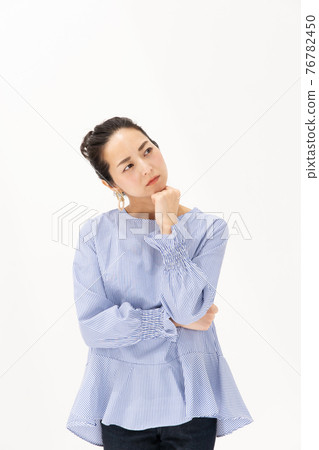 擔心的婦女中間 76782450