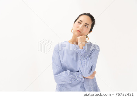 擔心的婦女中間 76782451