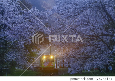 Tarumi Railway Tanigumiguchi Station in the evening 76784175