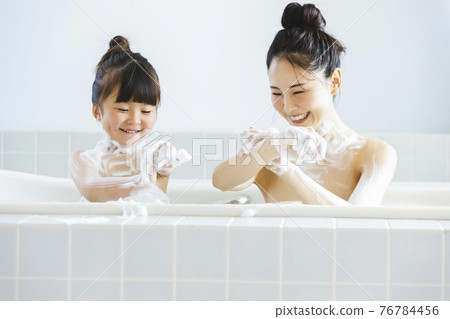 與父母和孩子一起沐浴生活方式 76784456