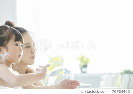 Bathing with parents and children lifestyle 76784460