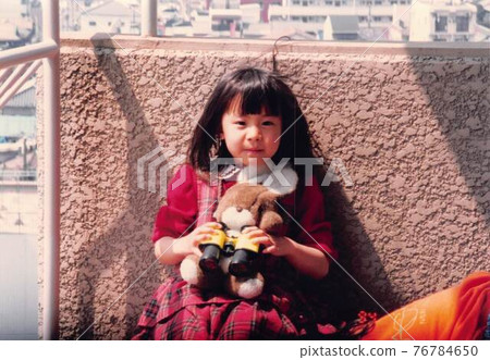 帶著毛絨兔子和雙筒望遠鏡的老電影照片女孩 帶著毛絨兔子和雙筒望遠鏡的老電影照片女孩 76784650