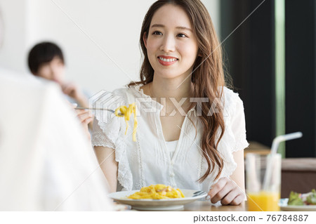 一個女人和她的朋友在咖啡館吃意大利面 一個女人和她的朋友在咖啡館吃意大利面 76784887