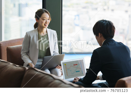 討論商界人士 76785123