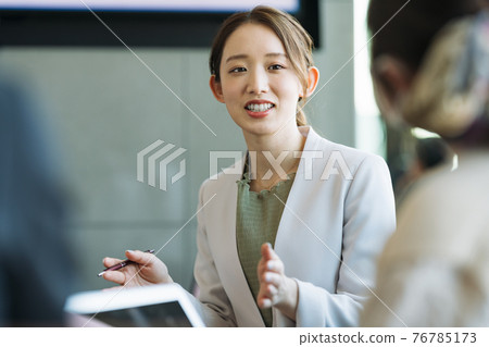一位擔任銷售職位的女士在商務會談中交談 76785173