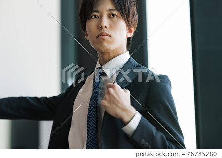 穿著西裝外套的商務人士 穿著西裝外套的商務人士 76785280