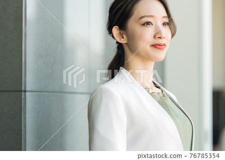 Portrait of a working woman　 76785354