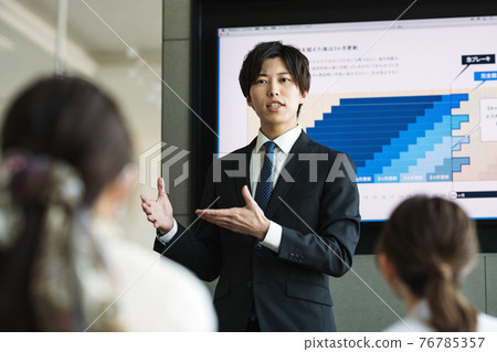 Business person speaking at a meeting 76785357