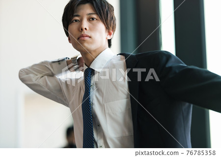 穿著西裝外套的商務人士 76785358