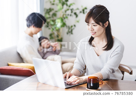 Working mother and Ikumen at home 76785380