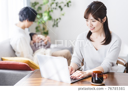 Working mother and Ikumen at home Working mother and Ikumen at home 76785381
