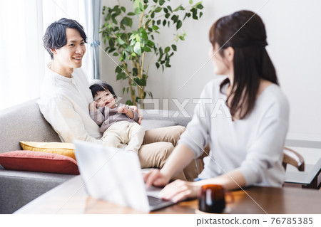 Working mother and Ikumen at home Working mother and Ikumen at home 76785385