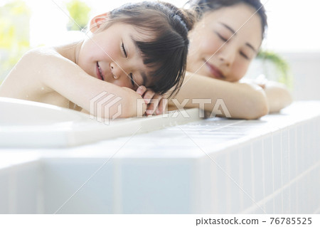 與父母和孩子一起沐浴生活方式 76785525