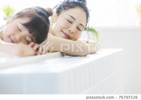 與父母和孩子一起沐浴生活方式 76785526