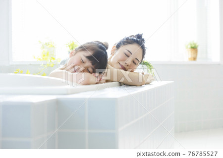 與父母和孩子一起沐浴生活方式 76785527