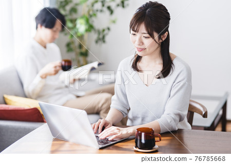 Working mother and Ikumen at home 76785668