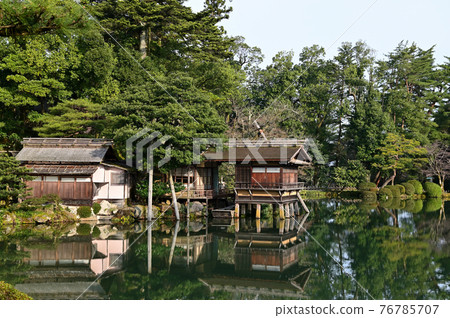 Kasumigaike Pond and Uchihashi-tei in Kenrokuen Kasumigaike Pond and Uchihashi-tei in Kenrokuen 76785707