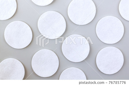Set of white cleansing cotton pads or discs 76785776