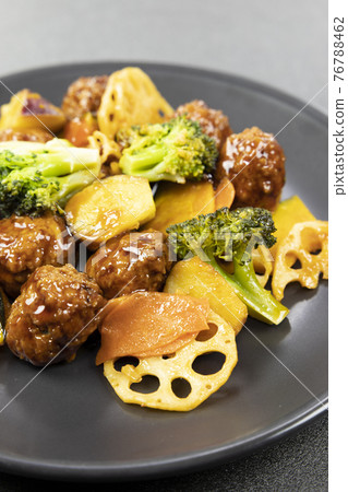 美味的肉丸子和蔬菜 76788462