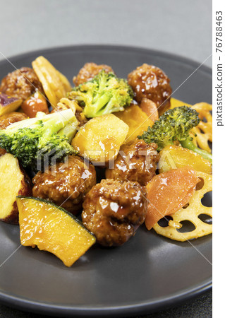 美味的肉丸子和蔬菜 76788463