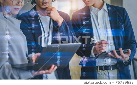 在公司工作的商務人士 76789682