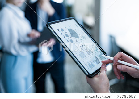 在公司工作的商務人士 在公司工作的商務人士 76789698