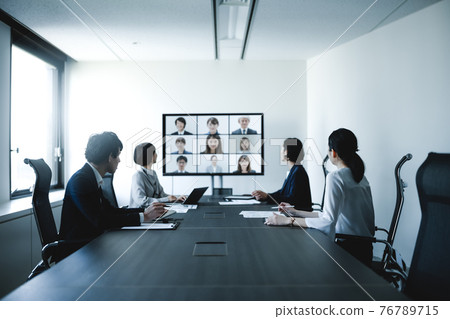 在公司工作的商務人士 76789715