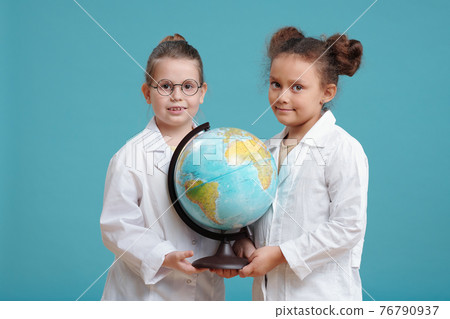 Children with world globe 76790937