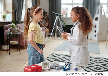 Little girl playing with her friend Little girl playing with her friend 76790972